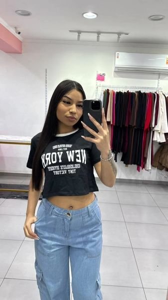 T-shirt Curta New York Preta Com Escrita Branca e Gola Branca