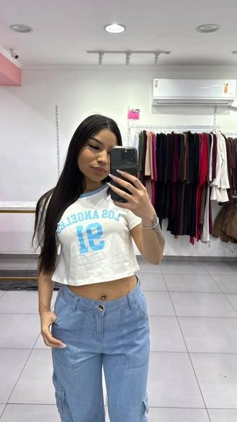 T-shirt Curta Los Angeles Branca Com Escrita Azul e Gola Azul