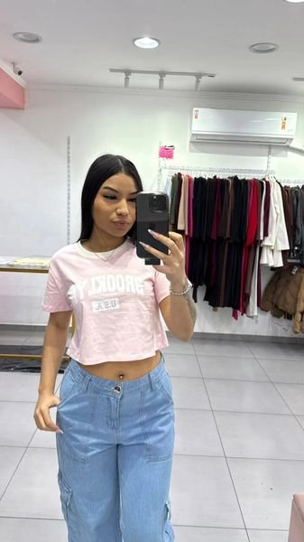T-shirt Curta Brooklyn Rosa Com Escrita Branca e Gola Branca