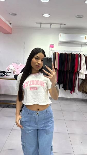 T-shirt Curta Brooklyn Branca Com Escrita Rosa e Gola Rosa