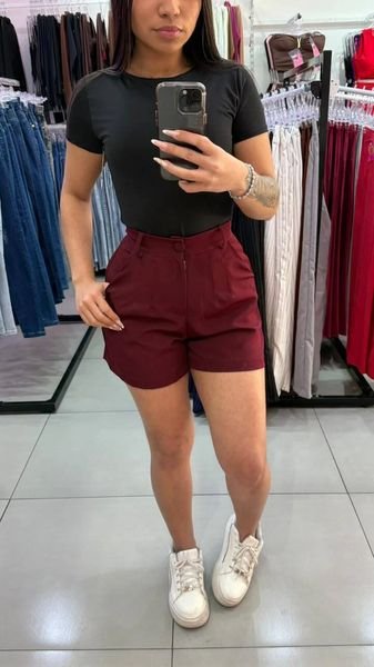 Short Alfaiataria Com Bolsos Nas Laterais Vinho