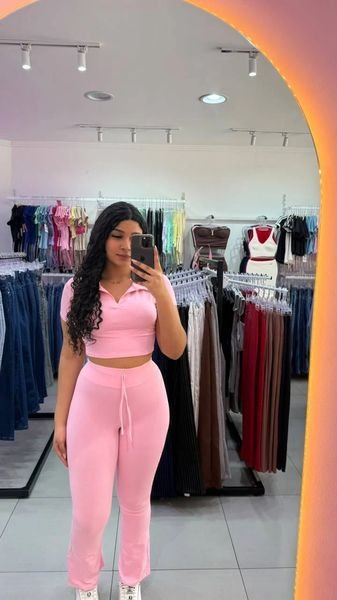 Conjunto Em Poliamida Manga Curta e Gola Pola Calça Flare Rosa