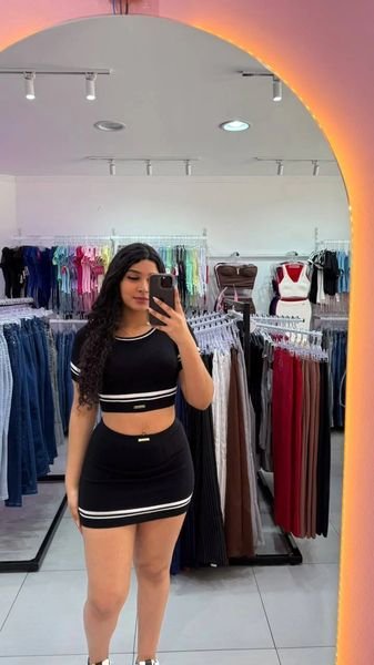 Conjunto Luxxo Em Modal Com Saia Curta e Detalhes De Linhas Brancas Horizontais Preto