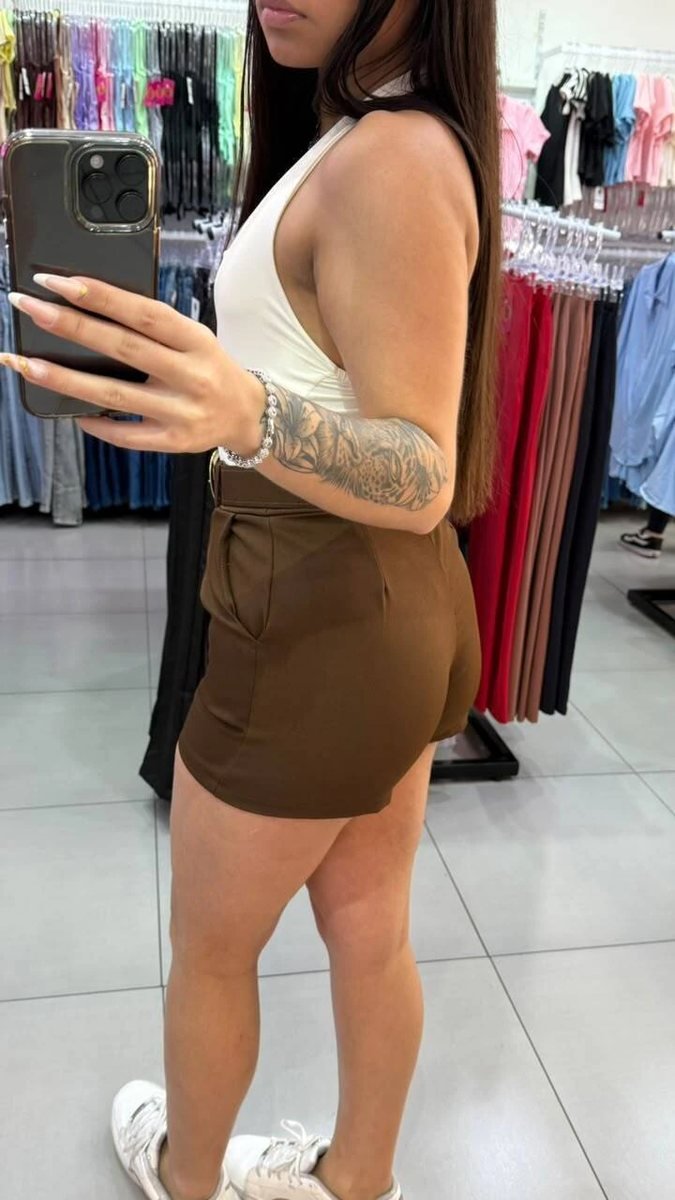 Short Alfaiataria Acompanha Cinto Com Detalhe De Corrente Marrom, foto 2