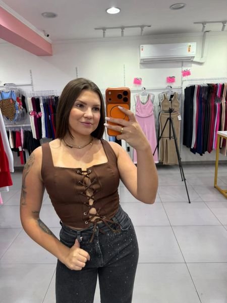 Cropped Em Alfaiataria Com Amarração Na Frente Gola Quadrada e Elasticidade Atrás Marrom