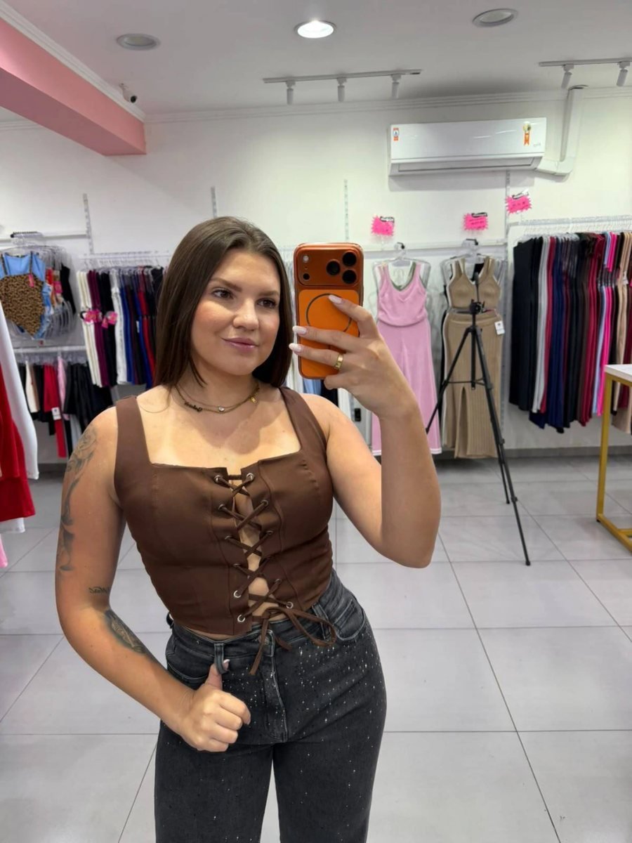 Cropped Em Alfaiataria Com Amarração Na Frente Gola Quadrada e Elasticidade Atrás Marrom