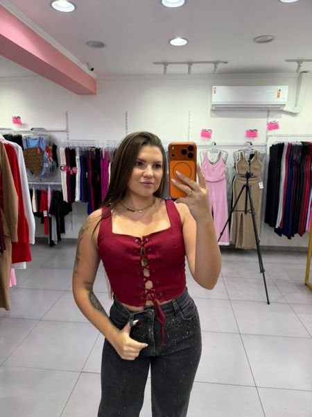 Cropped Em Alfaiataria Com Amarração Na Frente Gola Quadrada e Elasticidade Atrás Vinho