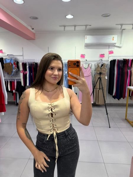 Cropped Em Alfaiataria Com Amarração Na Frente Gola Quadrada e Elasticidade Atrás Bege