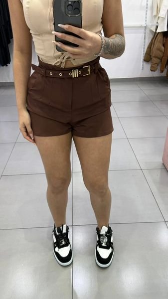 Short Alfaiataria Com Bolsos Nas Laterais e Acompanha Cinto Com Detalhes Dourados Marrom