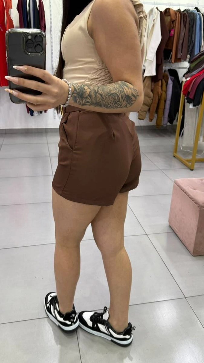 Short Alfaiataria Com Bolsos Nas Laterais e Acompanha Cinto Com Detalhes Dourados Marrom, foto 2