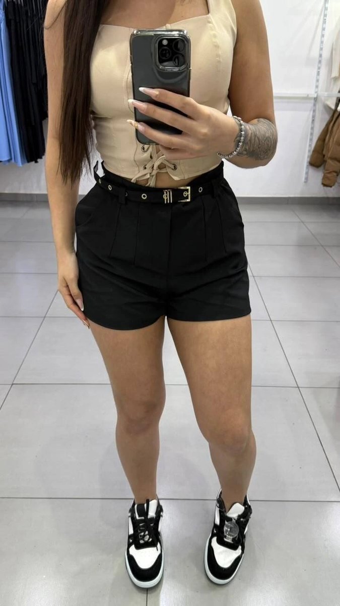 Short Alfaiataria Com Bolsos Nas Laterais e Acompanha Cinto Com Detalhes Dourados Preto