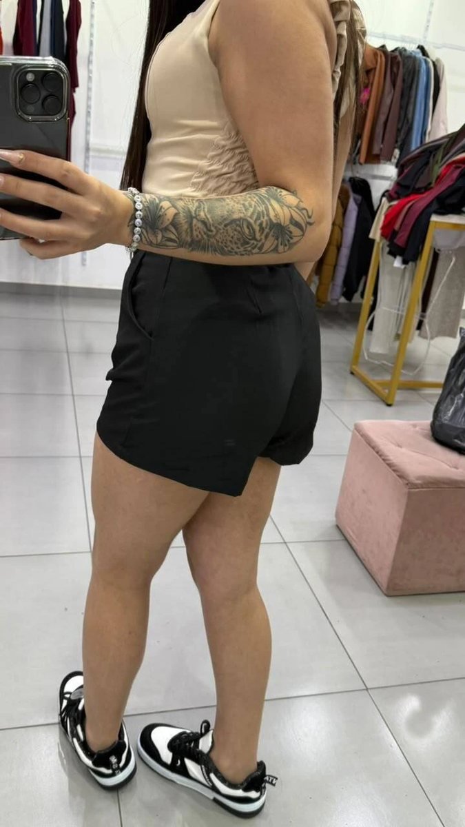 Short Alfaiataria Com Bolsos Nas Laterais e Acompanha Cinto Com Detalhes Dourados Preto, foto 2