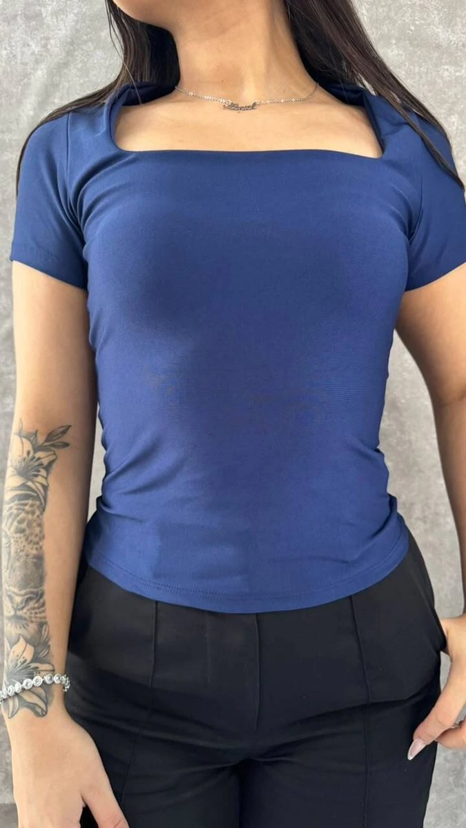 Blusa Gola Quadrada em Suplex Azul Marinho