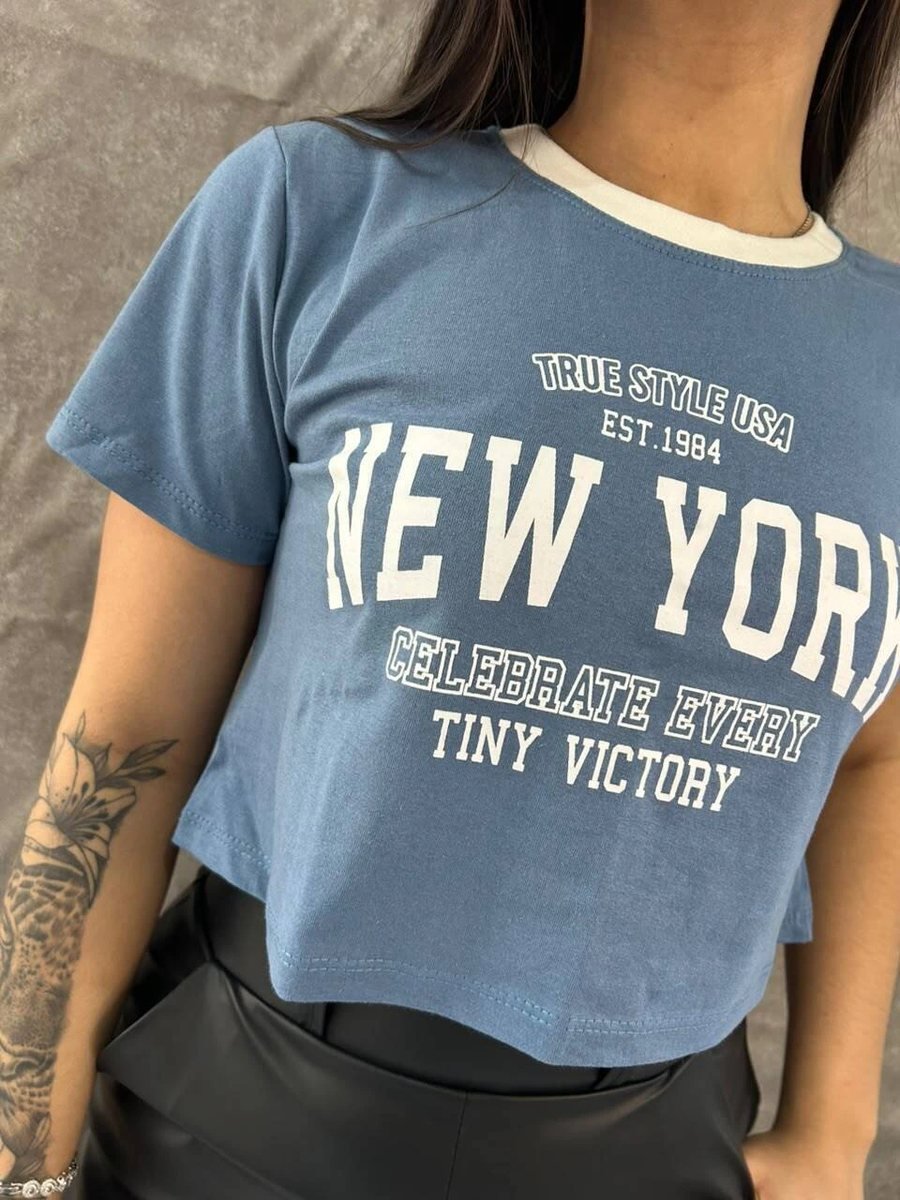 T-shirt Curta New York Azul Escuro Com Escrita Branca e Gola Branca, foto 2
