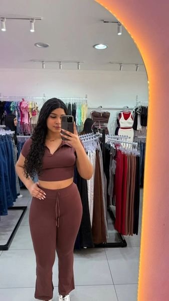 Conjunto Em Poliamida Manga Curta e Gola Pola Calça Flare MARROM