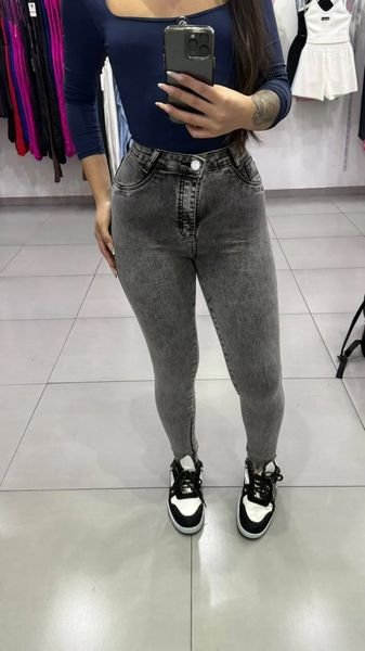 Calça Jeans Sal e Pimenta Lavagem Grafite Com Escrita Branca e Botão Braco