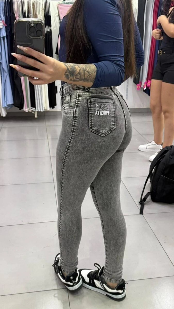 Calça Jeans Sal e Pimenta Lavagem Grafite Com Escrita Branca e Botão Braco, foto 2