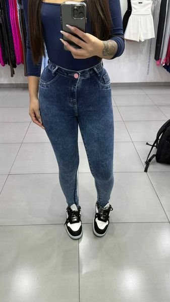 Calça Jeans Sal e Pimenta Lavagem Marmorizada Com Bordado Rosa e Botão Rosa