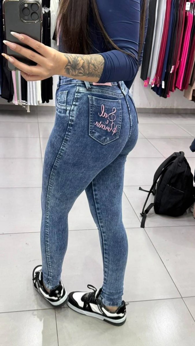 Calça Jeans Sal e Pimenta Lavagem Marmorizada Com Bordado Rosa e Botão Rosa, foto 2