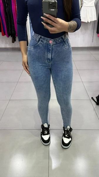 Calça Jeans Sal e Pimenta Lavagem Clara Bordado Rosa Com Botão Rosa