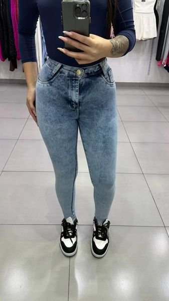 Calça Jeans Sal e Pimenta Lavagem Clara Bordado Bége Com Botão Dourado