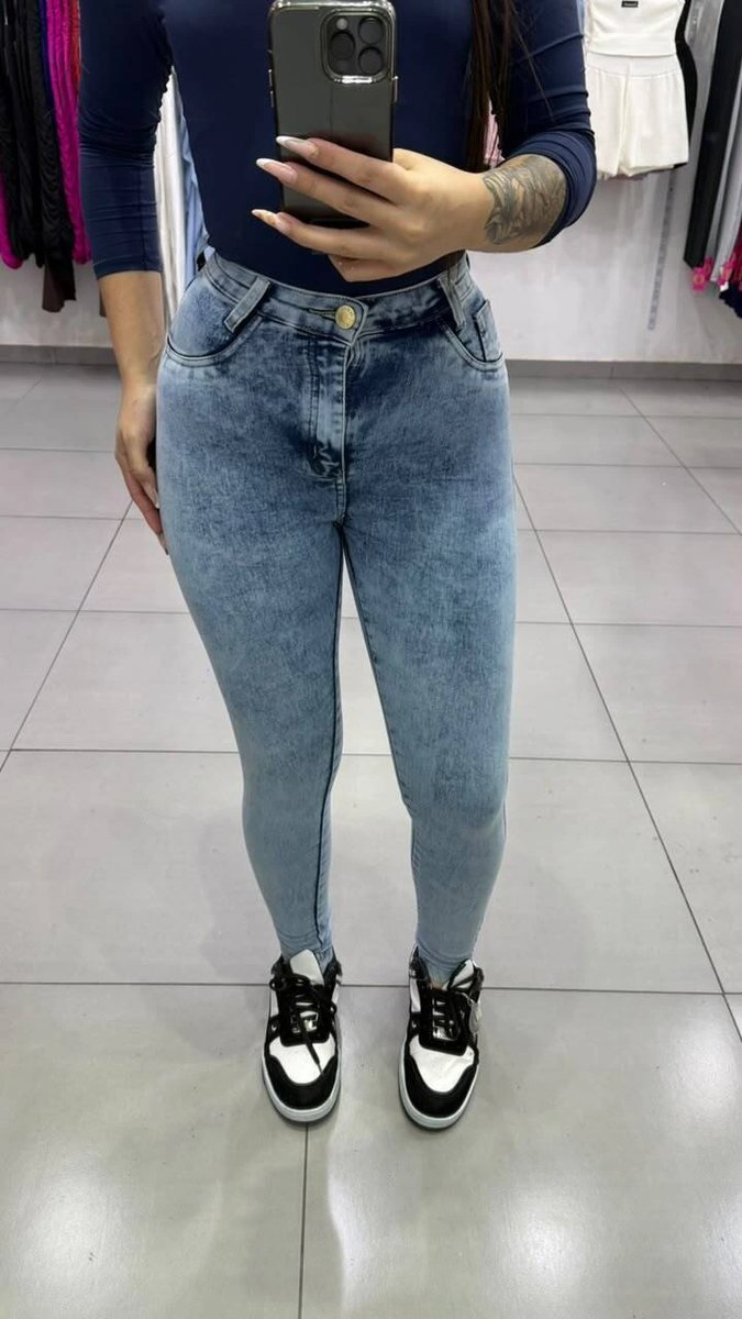 Calça Jeans Sal e Pimenta Lavagem Clara Bordado Bége Com Botão Dourado