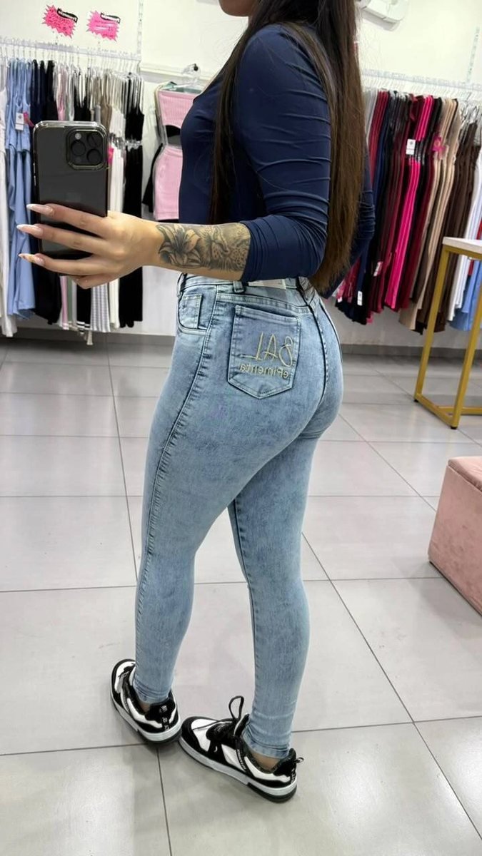 Calça Jeans Sal e Pimenta Lavagem Clara Bordado Bége Com Botão Dourado, foto 2