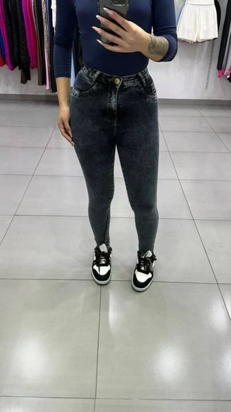 Calça Jeans Sal e Pimenta Lavagem Escura Bordado Bége Com Botão Dourado