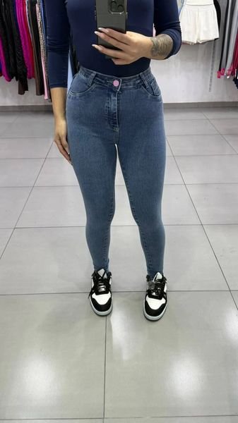 Calça Jeans Sal e Pimenta Lavagem Escura Bordado Rosa Com Botão Rosa