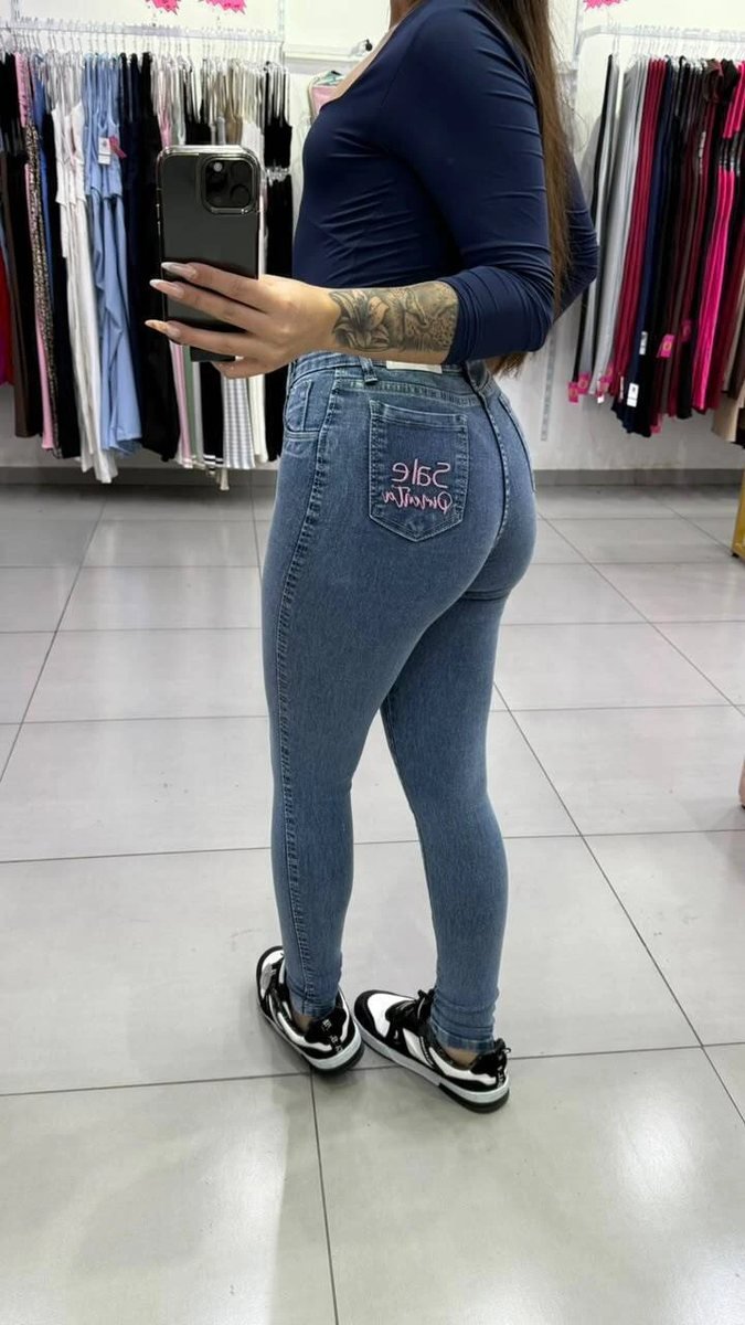 Calça Jeans Sal e Pimenta Lavagem Escura Bordado Rosa Com Botão Rosa, foto 2